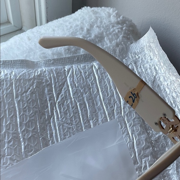 Chic Cream Sunglasses - Picture 6 of 8